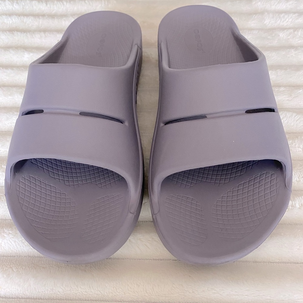 OOFOS Women’s OOAAH Slide Sandal - Mauve - Excellent Condition.